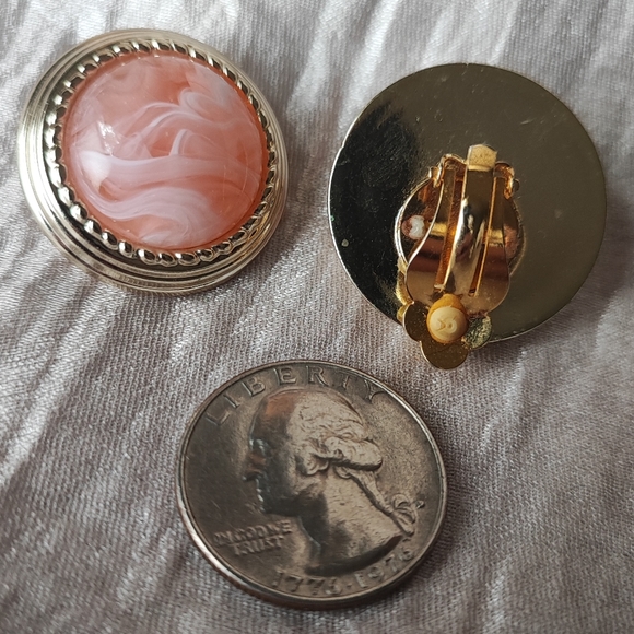 Light Weight Vintage Peach Swirl Gold Tone Clip Earrings EUC - Picture 4 of 8
